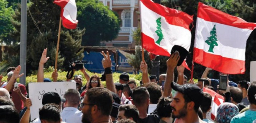 اللبنانيون يواصلون التظاهر مع إعلان استقالة وزراء حزب القوات اللبنانية من حكومة الحريري