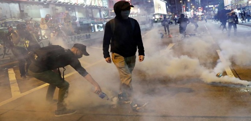 شرطة هونج كونج تطلق الغاز المسيل للدموع على المتظاهرين