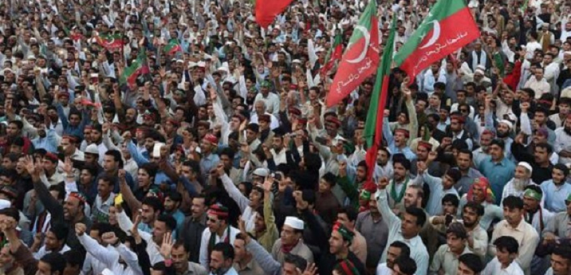 محتجون باكستانيون يحتشدون للمطالبة باستقالة رئيس الوزراء