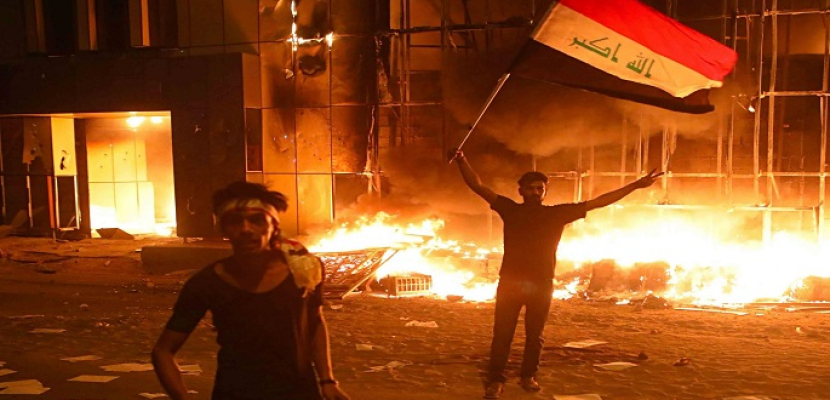 محتجون عراقيون يحرقون مقار أحزاب سياسية بالديوانية