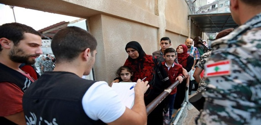 مركز المصالحة الروسي يعلن عودة 900 لاجيء سوري إلى بلدهم خلال 24 ساعة