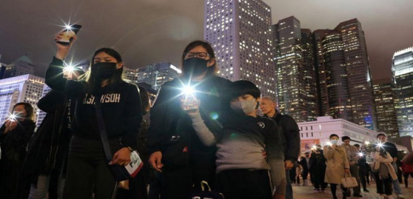 محتجو هونج كونج يرفعون شعار “استمروا في 2020”