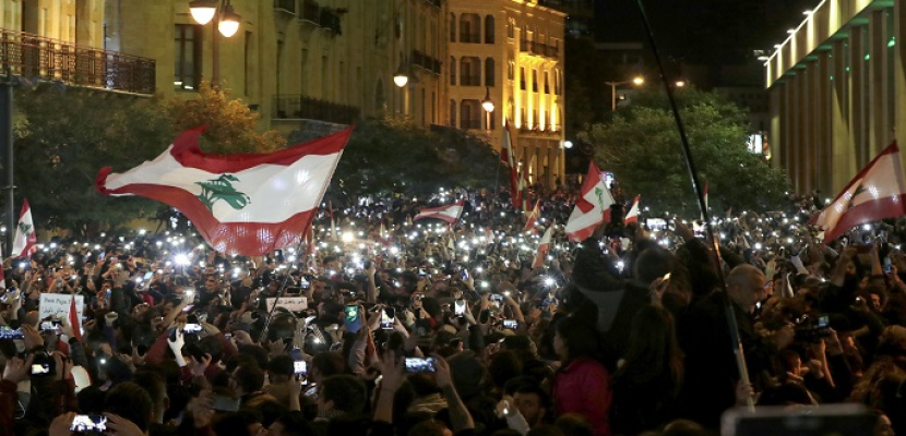 المتظاهرون اللبنانيون يحتجون لليوم الثاني أمام منزل رئيس الوزراء المكلف