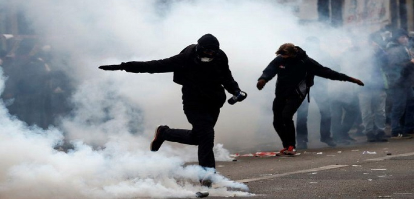 اشتباكات بين محتجين والشرطة الفرنسية عند محطة قطارات في باريس