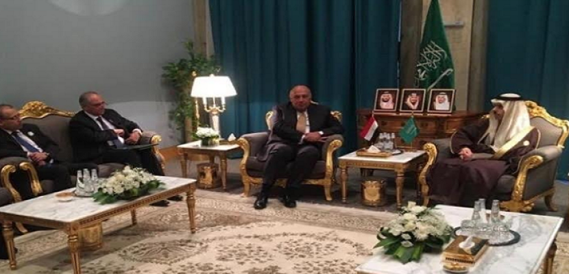 بالصور .. وزير الخارجية يبحث مع نظيره السعودي بالرياض التطورات في المنطقة