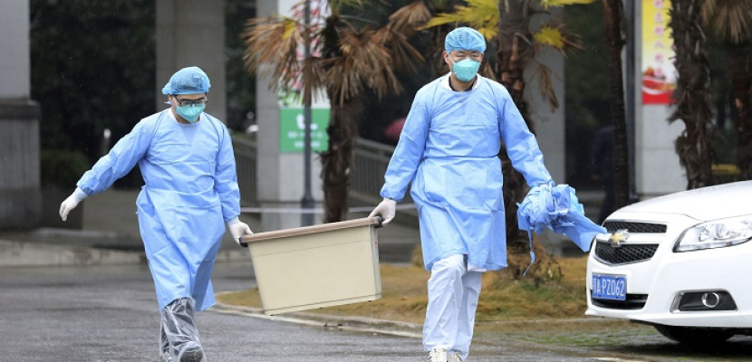 فيروس كورونا يضرب الطاقم الطبي الصيني بالتزامن مع ظهوره في دول مجاورة