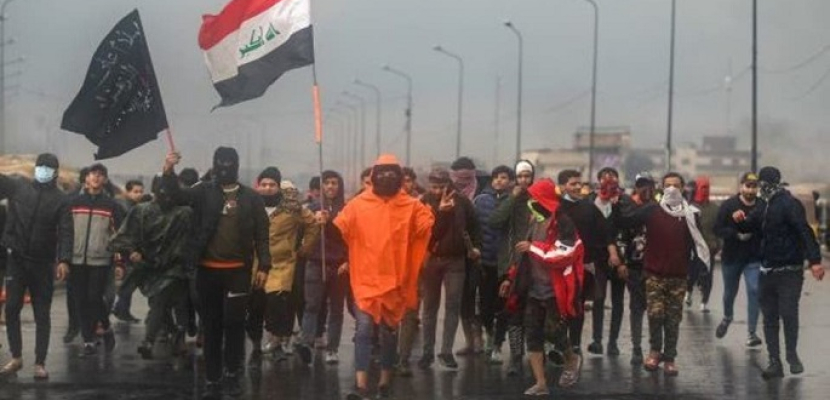 الشرق الأوسط : معتصمون عراقيون يرفعون علم الأمم المتحدة طلباً للحماية