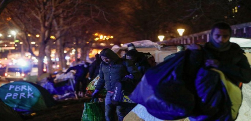 الشرطة الفرنسية تجلي مهاجرين من مخيم مؤقت في شمال باريس
