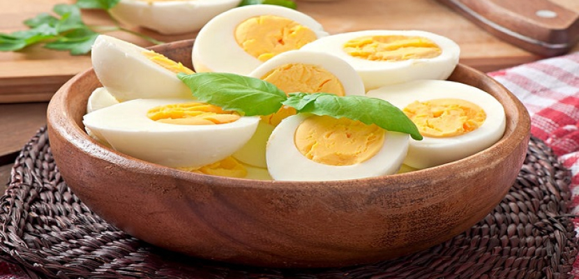 تناول البيض يوميًا.. يدعم صحة العين والعظام والبشرة