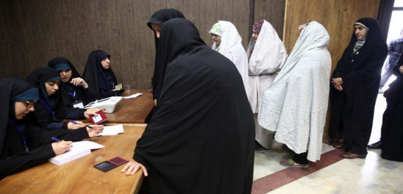 تواصل التصويت في الانتخابات البرلمانية الإيرانية.. وتمديد الاقتراع ساعتين بسبب “الإقبال الكثيف”