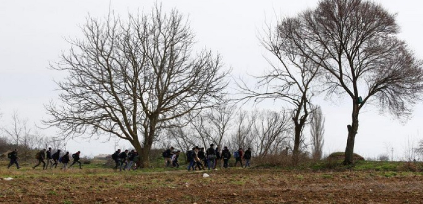 مهاجرون يتجهون صوب اليونان بعد قيام تركيا بفتح الأبواب أمامهم