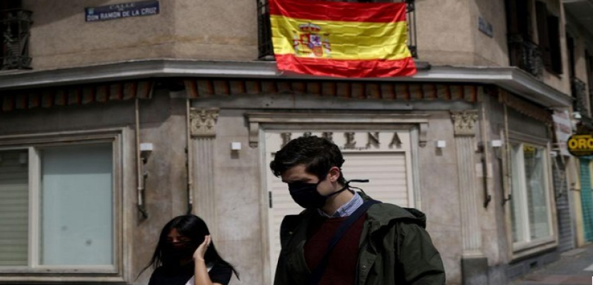 الإسبان يخرجون لأول مرة منذ 7 أسابيع مع تراجع وفيات كورونا