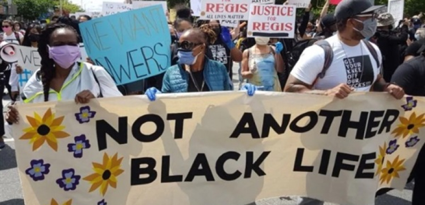 الجارديان : آلاف الأمريكيين يتظاهرون في تحد لحظر التجوال