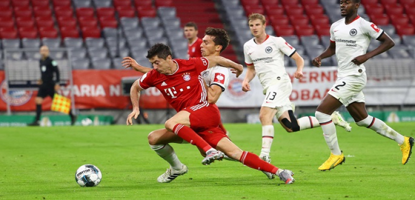 بايرن ميونخ يقترب من حصد لقب الدوري الألماني بفوزه على مونشنجلادباخ 2-1