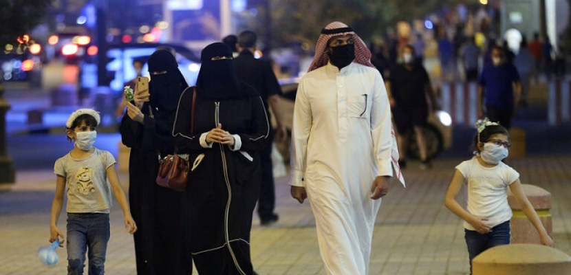 السعودية تحث على الالتزام بقيود كورونا مع ارتفاع الإصابات مجددا