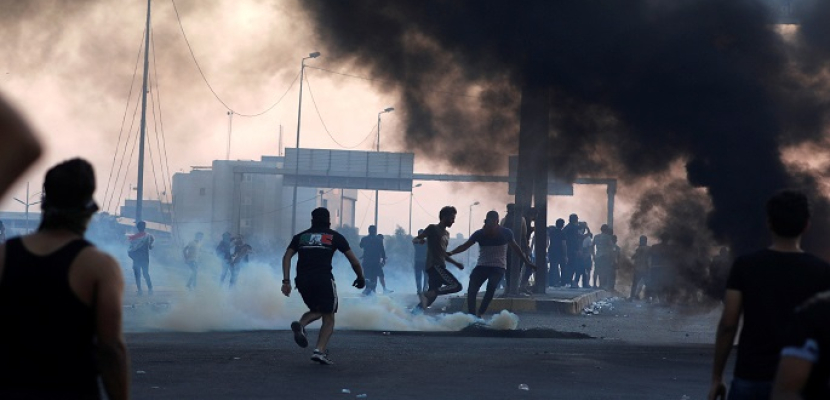 قوات الأمن الإيرانية تطلق الغاز المسيل للدموع لتفريق متظاهرين