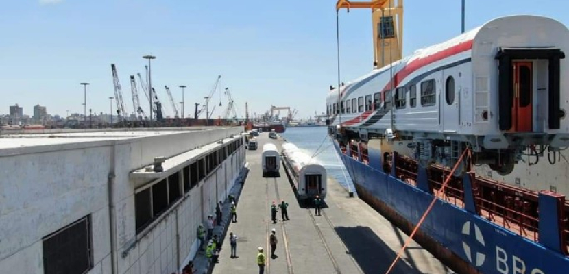 بالصور .. وزير النقل يعلن وصول دفعة جديدة من عربات ركاب السكك الحديدية إلى ميناء الإسكندرية