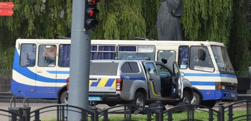 سماع طلقات نارية أثناء احتجاز رجل لرهائن في حافلة بغرب أوكرانيا