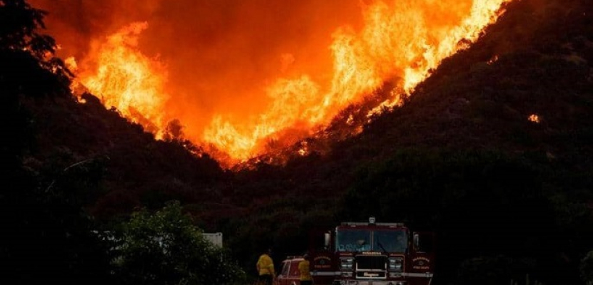 الصواعق تشعل مئات الحرائق في أنحاء كاليفورنيا وفرار عشرات الآلاف