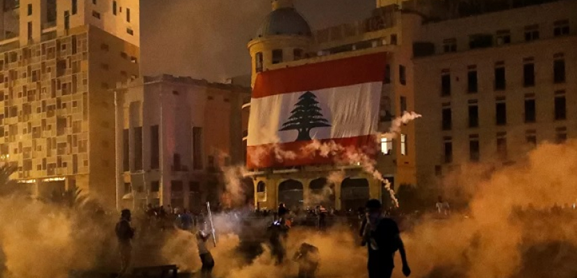 المحتجون يحرقون مبنى بلدية طرابلس خلال الاحتجاجات الليلية