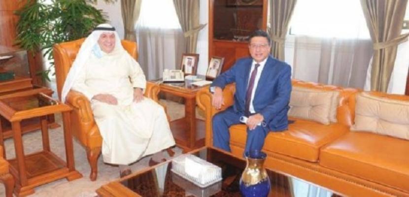 السفير المصري ورئيس غرفة تجارة وصناعة الكويت يؤكدان حرصهما على تنمية العلاقات الاقتصادية بين البلدين