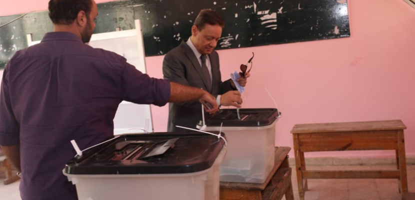 بالصور.. كرم جبر يدلى بصوته في انتخابات ” الشيوخ”