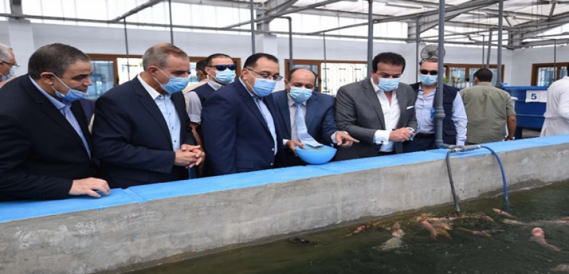 بالصور .. رئيس الوزراء يتجول فى كلية علوم الثروة السمكية والمصايد بجامعة كفر الشيخ