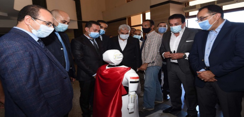 بالصور .. رئيس الوزراء يستهل جولته بكفر الشيخ باستعراض نماذج روبوتات بكلية الذكاء الاصطناعى
