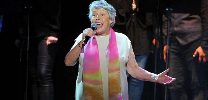 وفاة المغنية الأسترالية الشهيرة هيلين ريدي عن عمر يناهز 78 عاماً