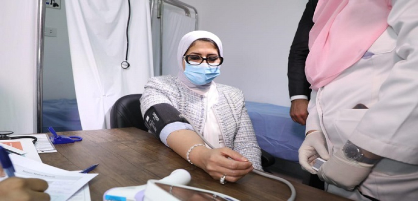 بالصور.. وزيرة الصحة تشارك في التجارب الإكلينيكية في مرحلتها الثالثة للقاح فيروس كورونا