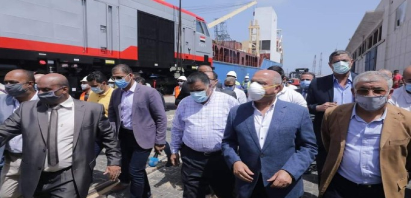 بالصور .. وزير النقل يستقبل الدفعة الخامسة من جرارات السكة الحديدة الجديدة