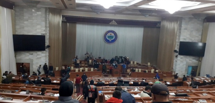 المعارضة فى قرغيزيا تعلن حل البرلمان وإدارتها لجميع السلطات فى البلاد