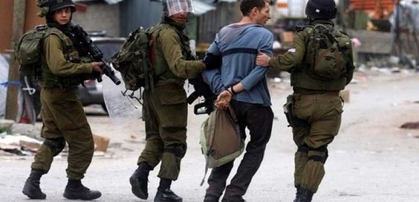 الاحتلال الإسرائيلي يعتقل 12 مواطنًا من الضفة بينهم أسرى محررون