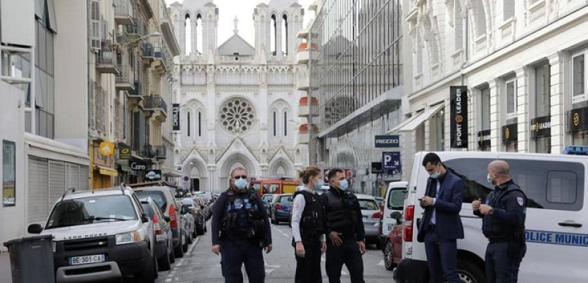 الشرطة الفرنسية: اعتقال رجل مسلح بسكين في وسط باريس