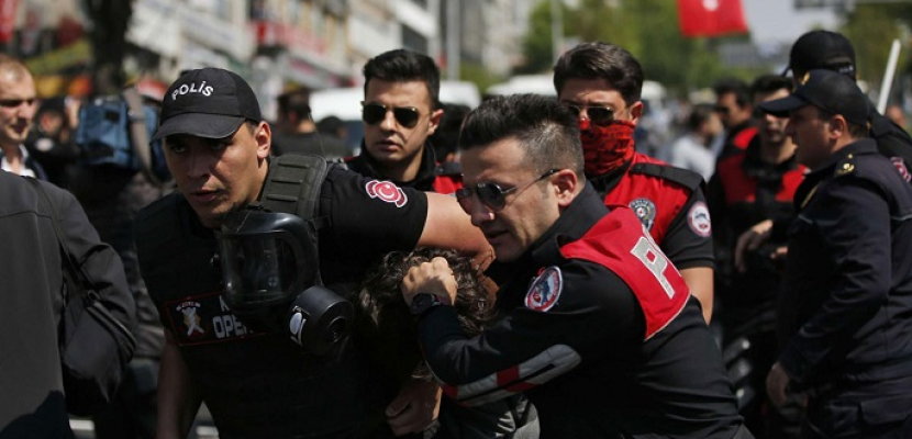 اعتقال 44 عسكريا تركيا بتهمة الانتماء لتنظيم كولن