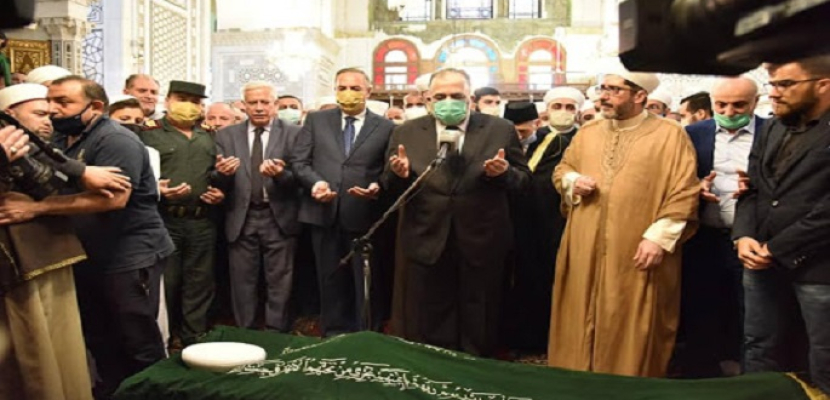 وزير الأوقاف السوري يتقدم مشيعي مفتي دمشق بعد مقتله في تفجير