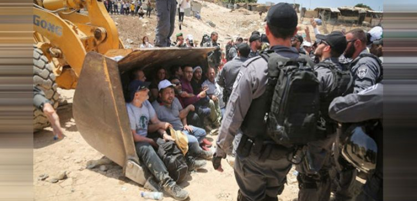اعتصام عشرات الفلسطينيين بقرية “الخان الأحمر” احتجاجا على إعادة النظر في قرار هدمها