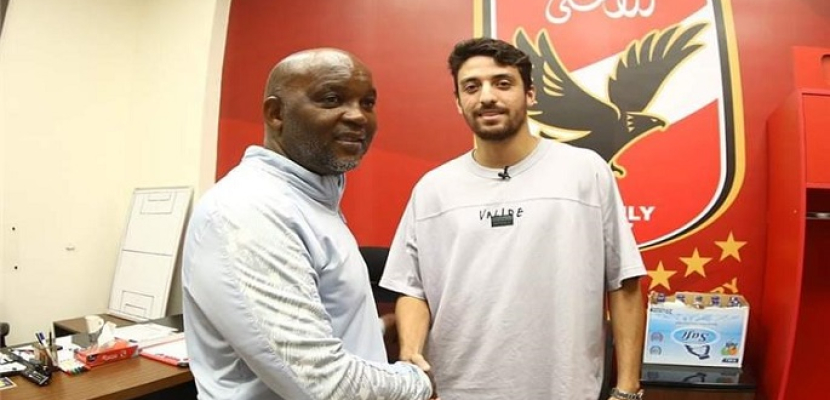 موسيماني يجتمع مع طاهر محمد طاهر لاعب الأهلي الجديد ويطمئن على حالته
