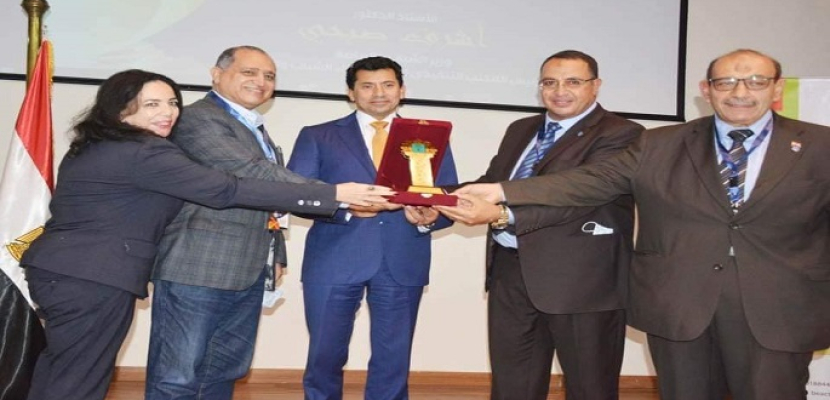 بالصور .. فوز أشرف صبحى بجائزة شخصية العام للثقافة الرياضية على المستوى العربي