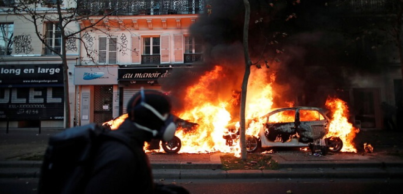إصابة أكثر من 60 شرطيا واعتقال عشرات المتظاهرين في الاحتجاجات ضد قانون “الأمن الشامل” بفرنسا