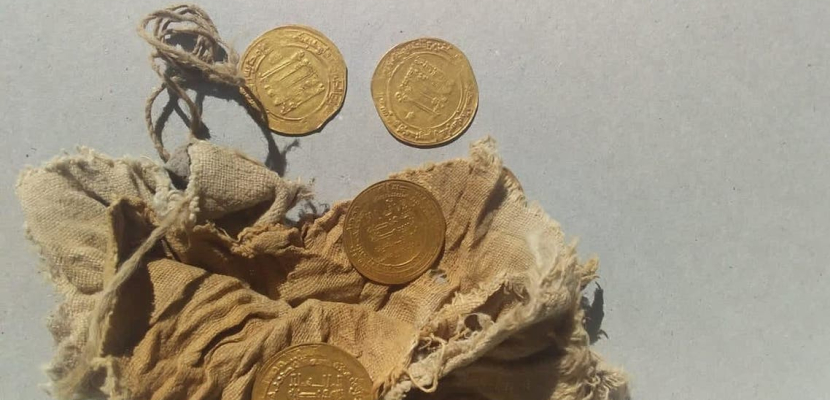 بالصور.. الآثار: اكتشاف 28 دينارا من الذهب و5 قطع صغيرة من دنانير من العصر العباسي بالفيوم