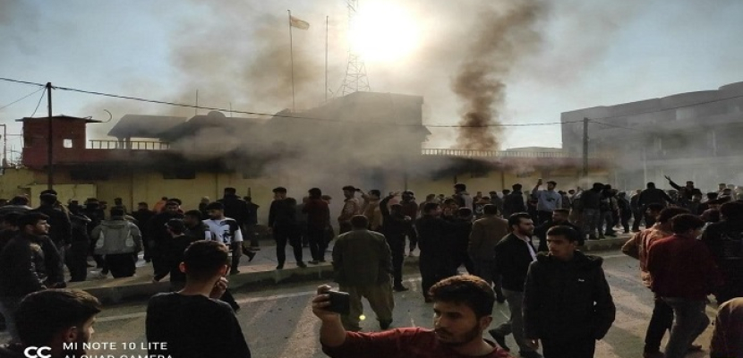 مقتل متظاهر وحرق مقرات خلال احتجاجات تأخر الرواتب فى كردستان