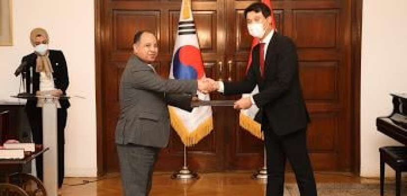 بالصور.. رئيس كوريا الجنوبية يمنح وزير المالية وسام الاستحقاق من الطبقة الأولى