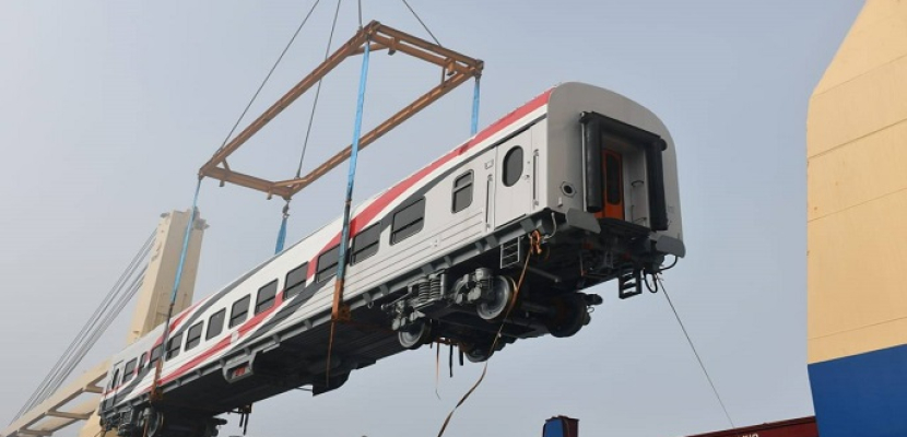 بالصور.. وزير النقل يعلن وصول 22 عربة سكة حديد جديدة للركاب إلى ميناء الإسكندرية
