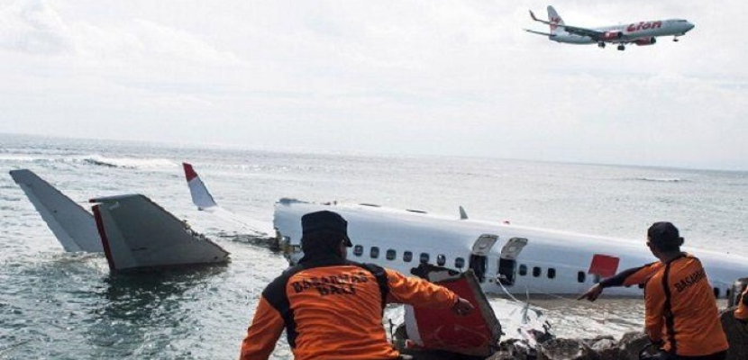 العثور على أشلاء ضحايا وحطام الطائرة الإندونيسية وتحديد موقع الصندوقين الأسودين