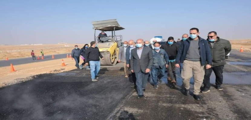 بالصور .. وزير النقل يتابع الأعمال النهائية للمرحلة الأولى وأعمال تنفيذ المرحلة الثانية من طريق الصعيد الصحراوي الغربي
