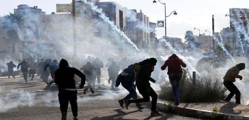 إصابة عشرات الفلسطينيين بالاختناق إثر قمع الاحتلال مسيرة منددة بالاستيطان