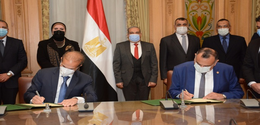 وزيرا التجارة والصناعة والإنتاج الحربي يشهدان توقيع اتفاقية في مجال تصنيع الأوتوبيسات الكهربائية