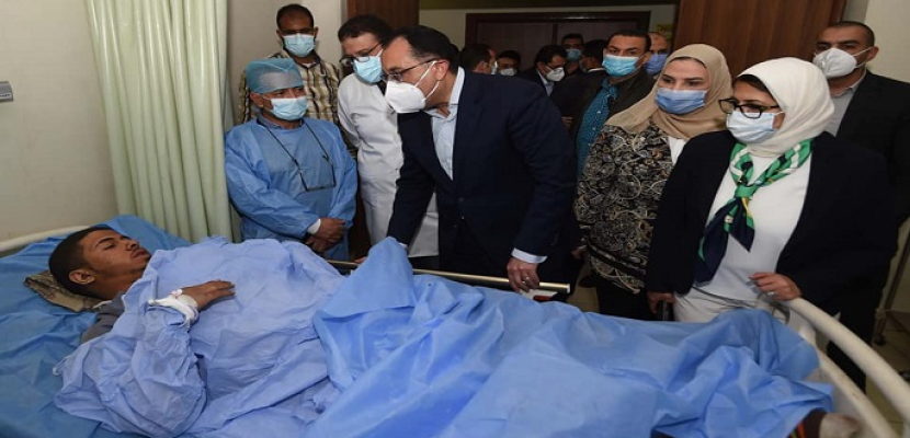 بالصور.. رئيس الوزراء يصل المستشفى التعليمي بسوهاج للاطمئنان على مصابي حادث تصادم القطارين