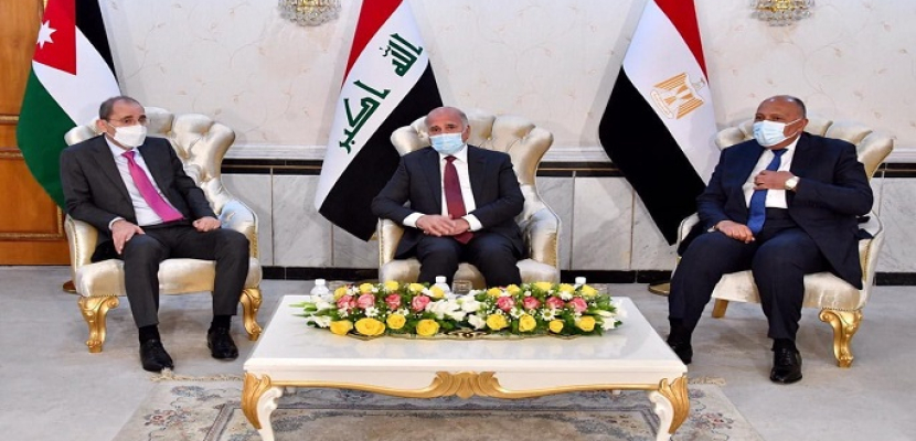 شكري يصل إلى بغداد للمشاركة في الاجتماع الوزاري بين مصر والأردن والعراق